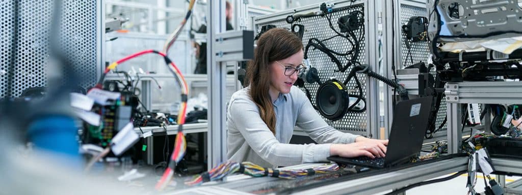 Jonge vrouwelijke ingenieur in een elektronicalab